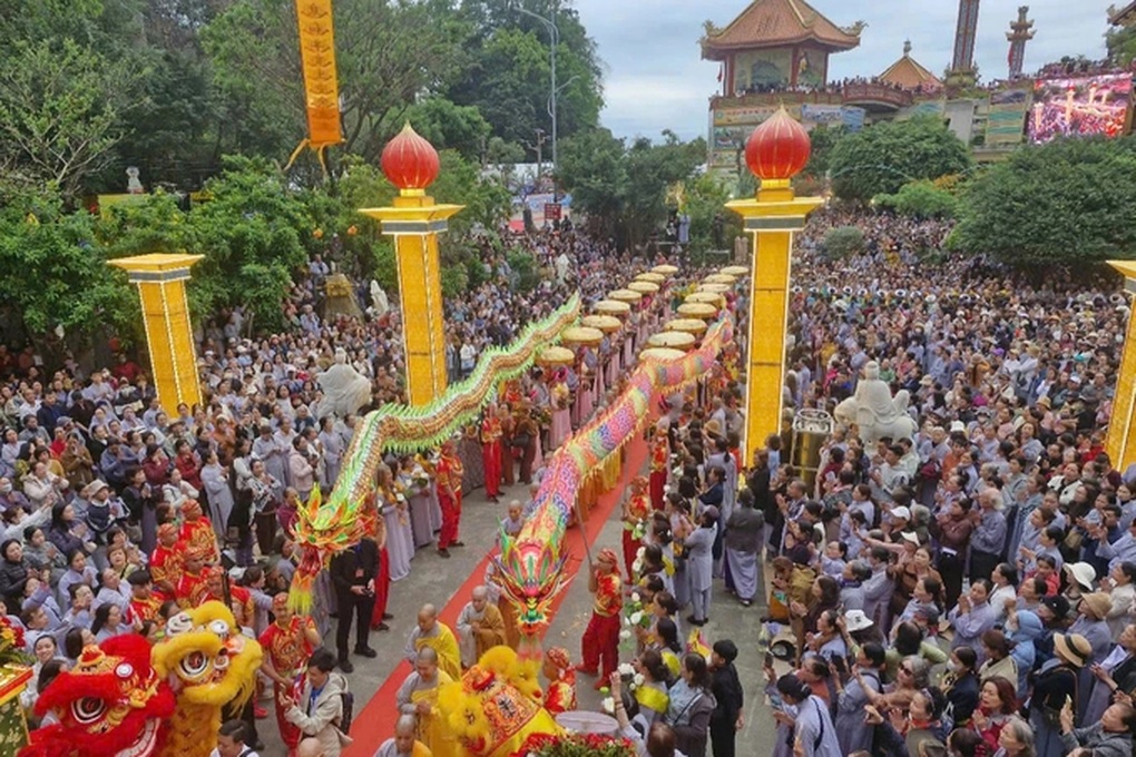 Hàng nghìn người chen chân chiêm bái tại lễ hội Quán Thế Âm Đà Nẵng - 1 Hàng nghìn người chen chân chiêm bái tại lễ hội Quán Thế Âm Đà Nẵng - 1