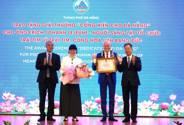 Ông Nguyễn Văn Quảng, Bí thư Thành ủy Đà Nẵng, trao giải thưởng “Cống hiến cho Đà Nẵng” cho Gs. Erich Lejeune vì những đóng góp to lớn của vợ chồng ông đối với thành phố Đà Nẵng. Ông Nguyễn Văn Quảng, Bí thư Thành ủy Đà Nẵng, trao giải thưởng “Cống hiến cho Đà Nẵng” cho Gs. Erich Lejeune vì những đóng góp to lớn của vợ chồng ông đối với thành phố Đà Nẵng.