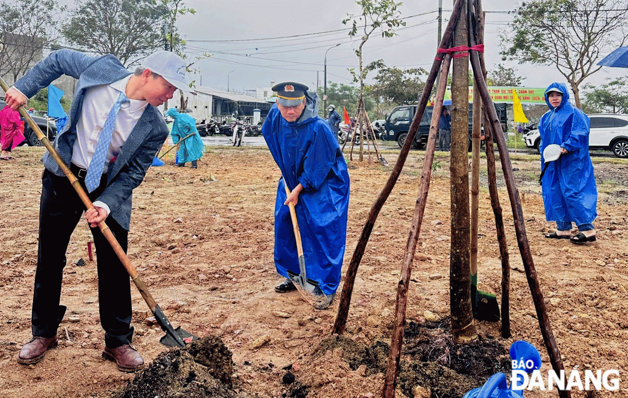 Lãnh đạo UBND quận Liên Chiểu tham gia trồng cây xanh. Ảnh: VĂN HOÀNG