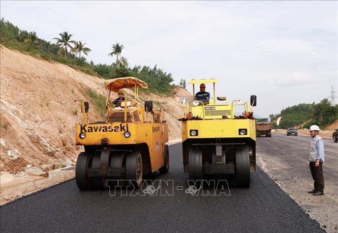 Lu lèn bê tông nhựa mặt đường cao tốc tuyến Bắc - Nam phía đông, giai đoạn 2021 - 2025. Ảnh minh họa: Xuân Triệu/TTXVN