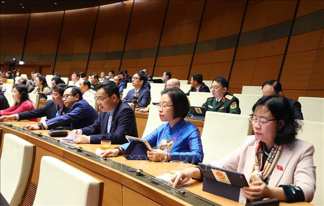 Đại biểu Quốc hội biểu quyết thông qua nghị quyết của Quốc hội. Ảnh: Văn Điệp/TTXVN