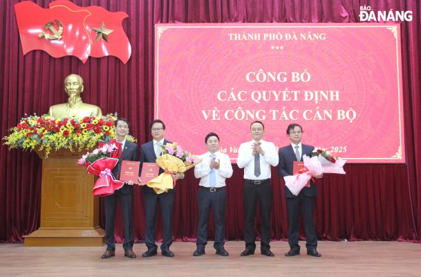 Lãnh đạo Ban Tổ chức Thành ủy và lãnh đạo Sở Nội vụ thành phố trao quyết định cho các cán bộ được điều động. Ảnh: X.HẬU