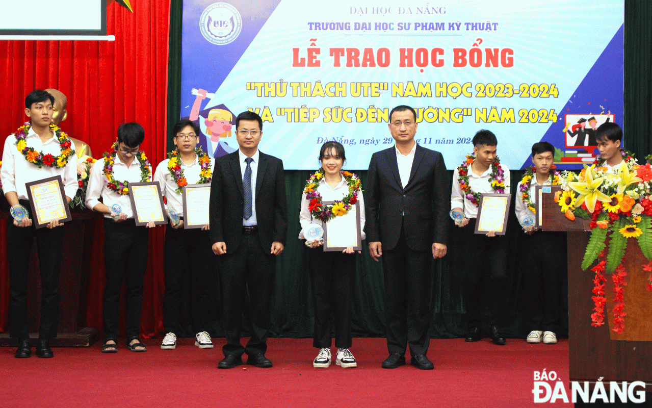 Sinh viên Dương Thị Thanh Hà (giữa) được khen thưởng tại Trường Đại học Sư phạm Kỹ thuật (Đại học Đà Nẵng). Ảnh: NHẬT HẠ