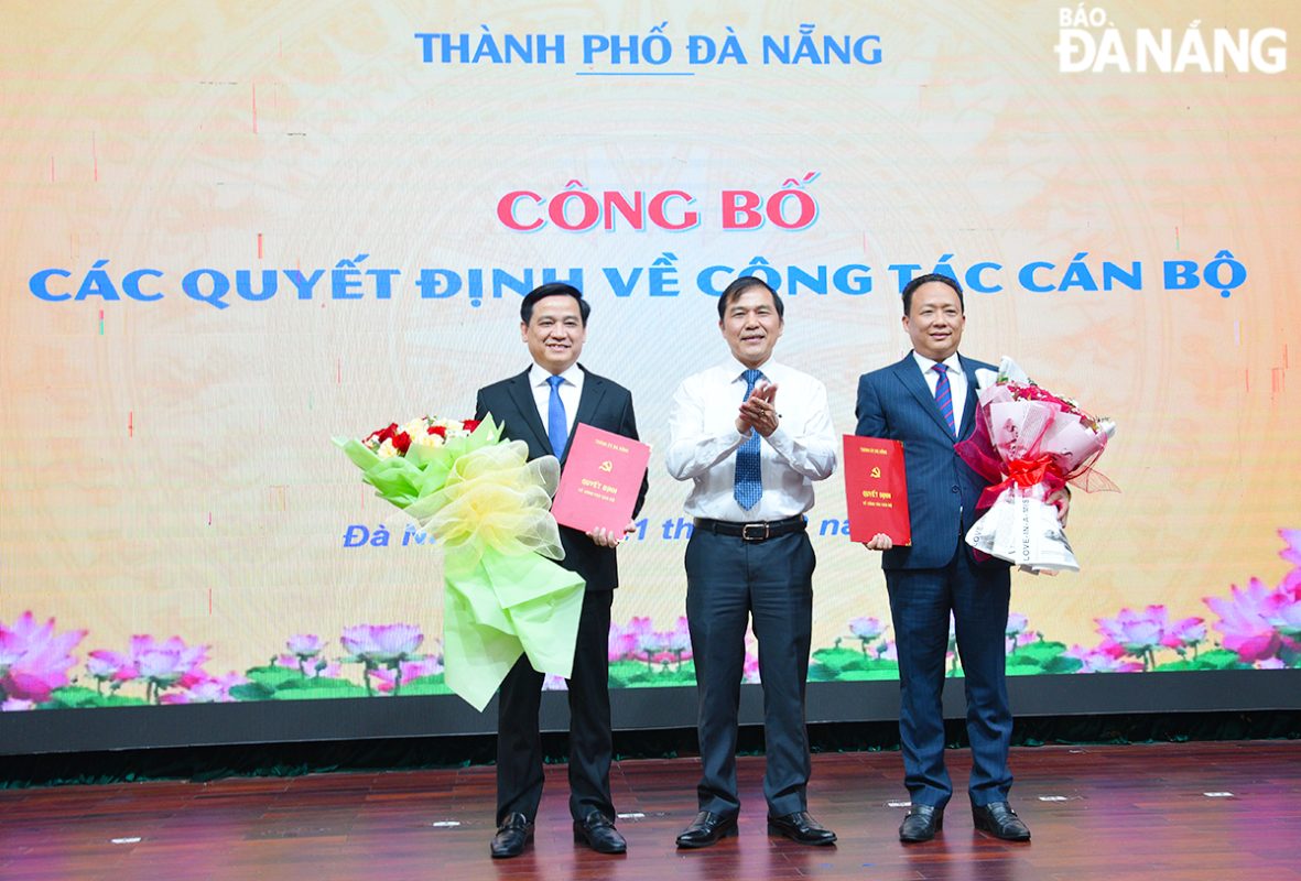 Phó trưởng ban Thường trực Ban Tổ chức Thành ủy Nguyễn Đức Nam (giữa) trao quyết định cho ông Lê Tự Gia Thạnh (bên phải) và ông Hồ Thuyên. Ảnh: T.PHƯƠNG