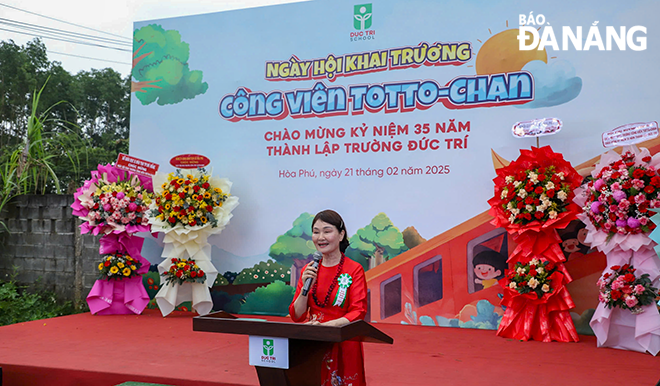 Nhà giáo ưu tú Lê Thị Nga, Hiệu trưởng nhà trường phát biểu tại buổi lễ,