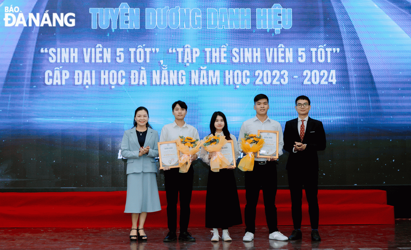 Năm học 2023-2024 có 228 sinh viên và 3 tập thể đạt danh hiệu “Sinh viên 5 tốt” cấp Đại học Đà Nẵng. Ảnh: THANH PHƯƠNG