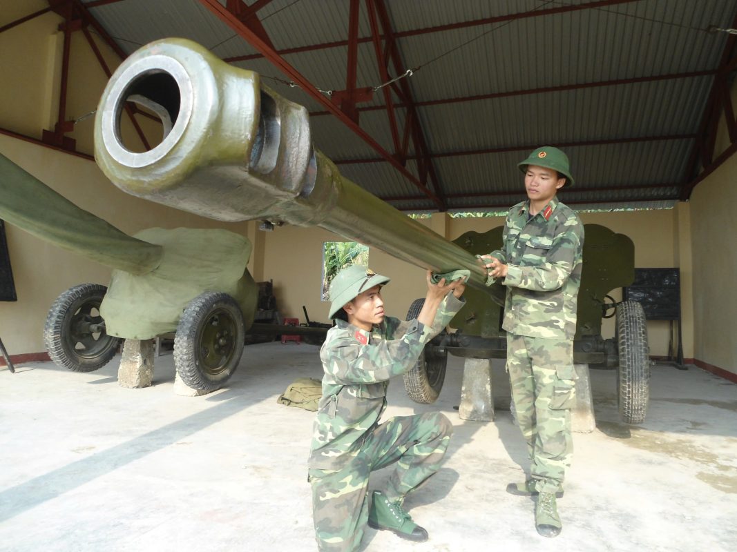 Chiến sĩ Trung đội pháo Sơn Trà bảo quản, bảo dưỡng pháo 85 ly, bảo đảm vũ khí cho huấn luyện, sẵn sàng chiến đấu, bảo vệ bình yên. Ảnh: CÁT TƯỜNG