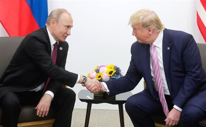 Tổng thống Nga Vladimir Putin (trái) và Tổng thống Mỹ Donald Trump tại cuộc gặp bên lề hội nghị thượng đỉnh G20 ở Osaka, Nhật Bản, ngày 28/6/2019. Ảnh: Getty Images/TTXVN