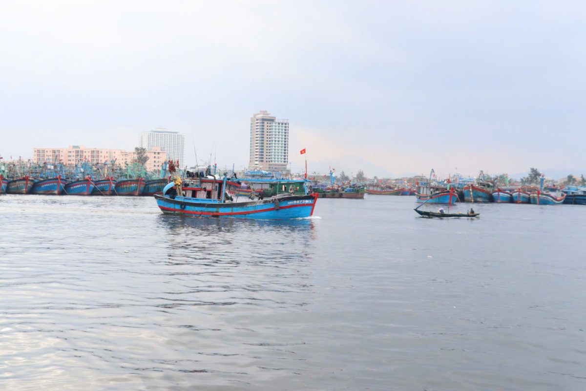 Từng chiếc tàu vươn khơi với hy vọng một năm mưa thuận gió hòa, cá tôm đầy khoang, tạo thu nhập ổn định. Ảnh: TRẦN TRÚC