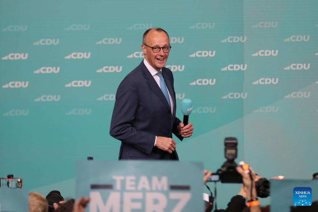 Ông Friedrich Merz gặp gỡ những người ủng hộ tại trụ sở của đảng CDU ở Berlin (Đức) ngày 23-2. Ảnh: Xinhua