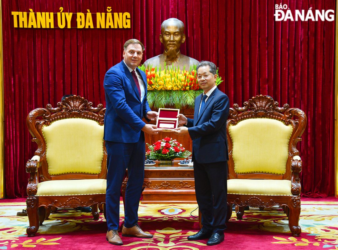 Bí thư Thành ủy Nguyễn Văn Quảng (bên phải) tặng quà lưu niệm đến ông Guillaume Crozier, Phó Chủ tịch cấp cao - Chiến lược hàng hóa toàn cầu và hàng hóa của UAE, Tập đoàn DNATA. Ảnh: T.PHƯƠNG