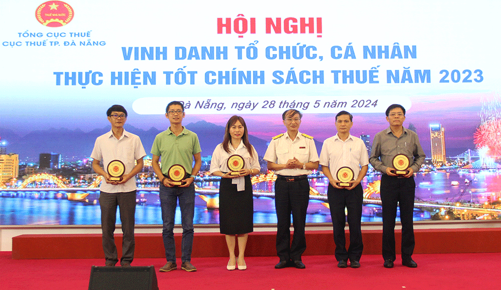Cục trưởng Cục Thuế trao chứng nhận cho 5 doanh nghiệp nộp ngân sách lớn tại hội nghị Vinh danh tổ chức, cá nhân thực hiện tốt chính sách thuế năm 2023. Ảnh: MAI QUẾ