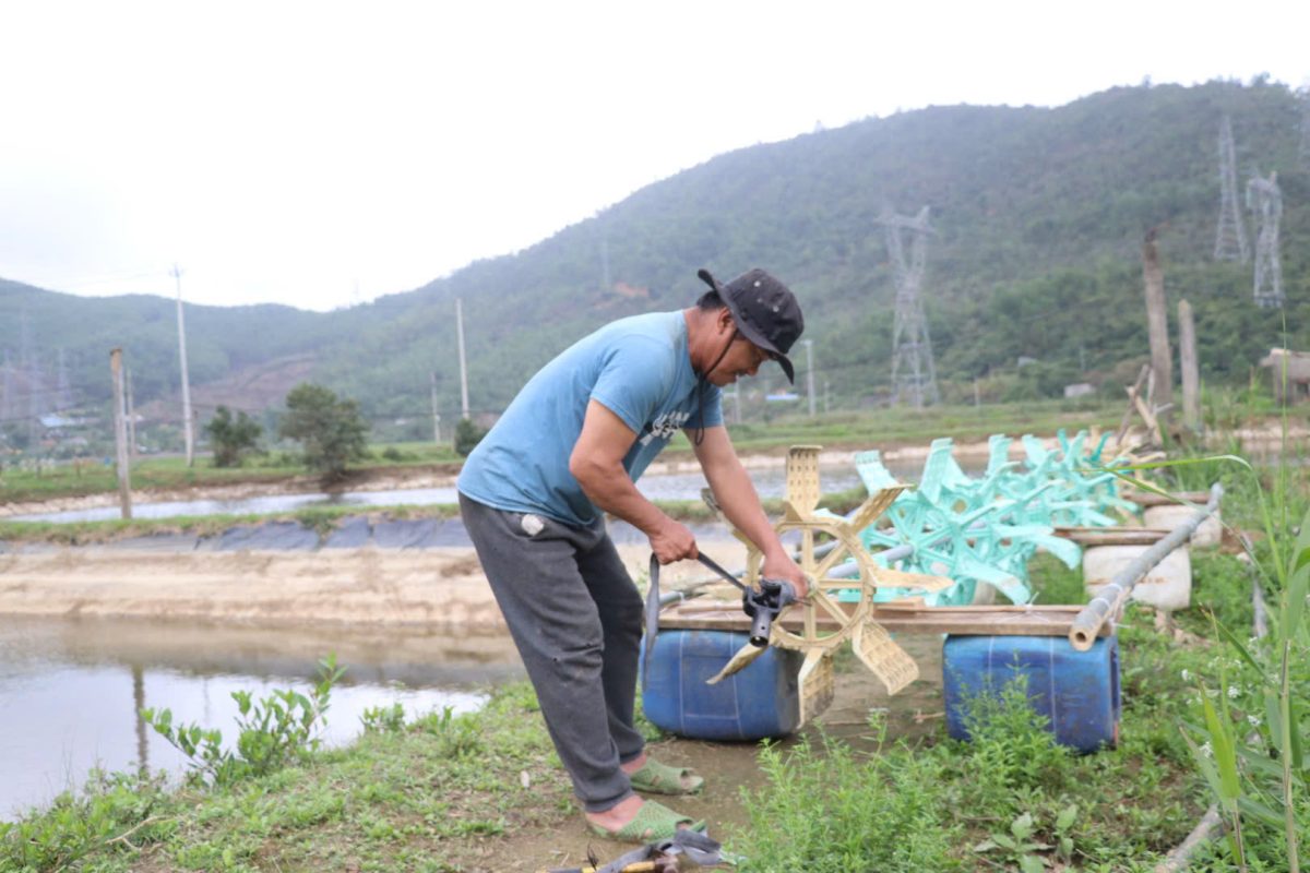 Ông Đỗ Trực đang chuẩn bị các điều kiện cần thiết cho vụ thả nuôi tôm mới.  Ảnh: TRẦN TRÚC