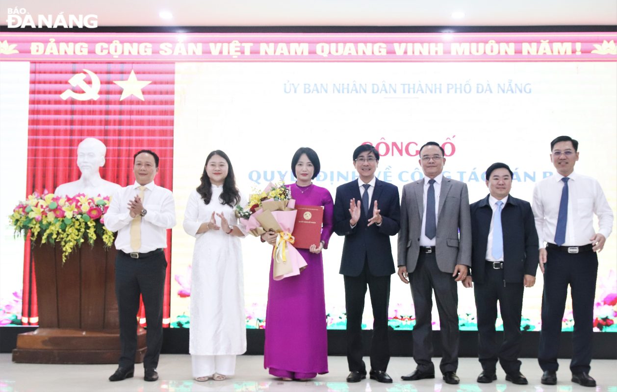 Trưởng ban Tuyên giáo và Dân vận Thành ủy Trần Thắng Lợi (giữa) cùng lãnh đạo Ban Tổ chức Thành ủy, Sở Nội vụ và Quận ủy Hải Châu trao quyết định, tặng hoa chúc mừng bà Trương Thị Thanh Thủy. Ảnh: T. HUY