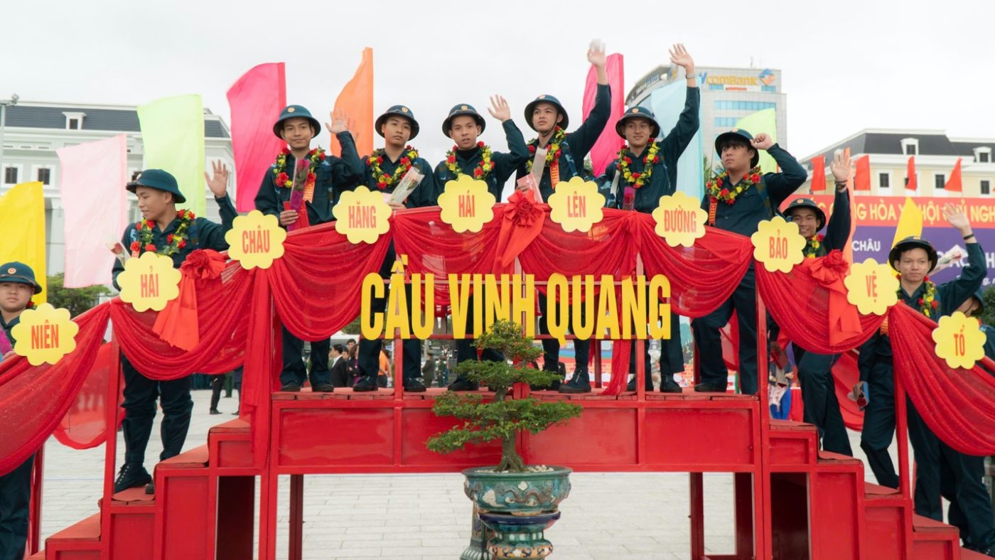 Các tân binh qua “cầu vinh quang” lên đường thực hiện nhiệm vụ bảo vệ Tổ quốc.  Ảnh: HOÀNG HIỆP