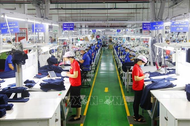 Hoạt động sản xuất đầu năm tại Công ty TNHH Apparel Far Eastern (Việt Nam) đóng Khu công nghiệp Việt Nam - Singapore, thành phố Thuận An (Bình Dương). Ảnh tư liệu: TTXVN phát