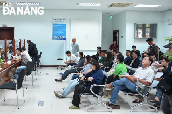 Bộ phận một cửa Trung tâm Hành chính thành phố Đà Nẵng hoạt động ổn định, thông suốt trong ngày đầu làm việc chính thức của các sở sau sắp xếp, hợp nhất.