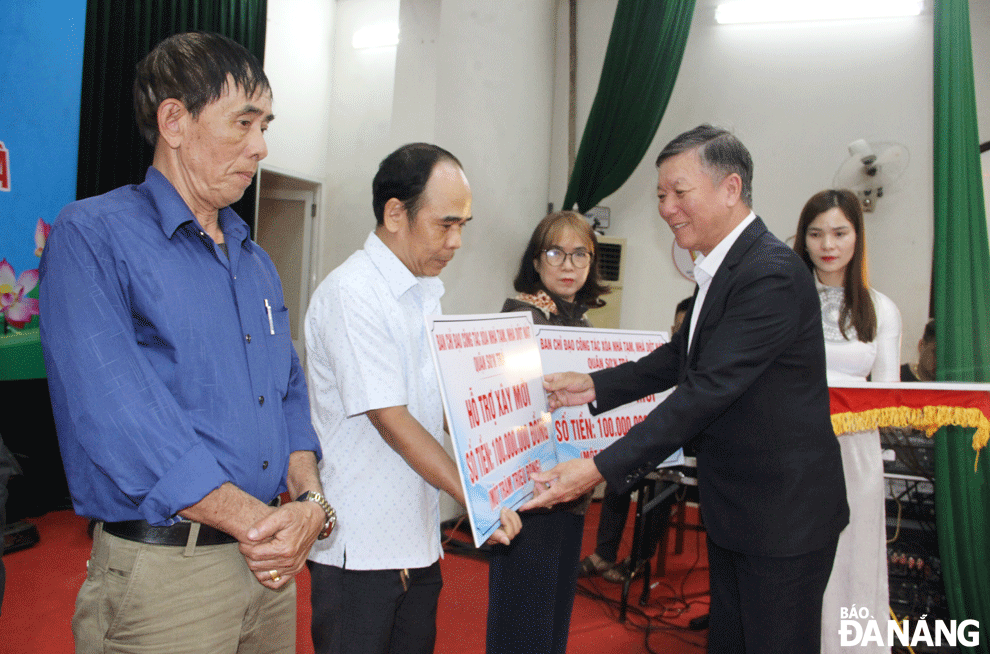 Chủ tịch Ủy ban MTTQ Việt Nam thành phố Lê Văn Trung (bên phải)
