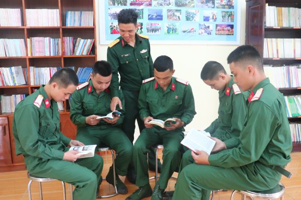 Cán bộ Tiểu đoàn 3 (Lữ đoàn Thông tin 575) tích cực hỗ trợ, động viên, giúp đỡ chiến sĩ an tâm tư tưởng, hòa nhập môi trường quân đội. Ảnh: KHÁNH NGÂN