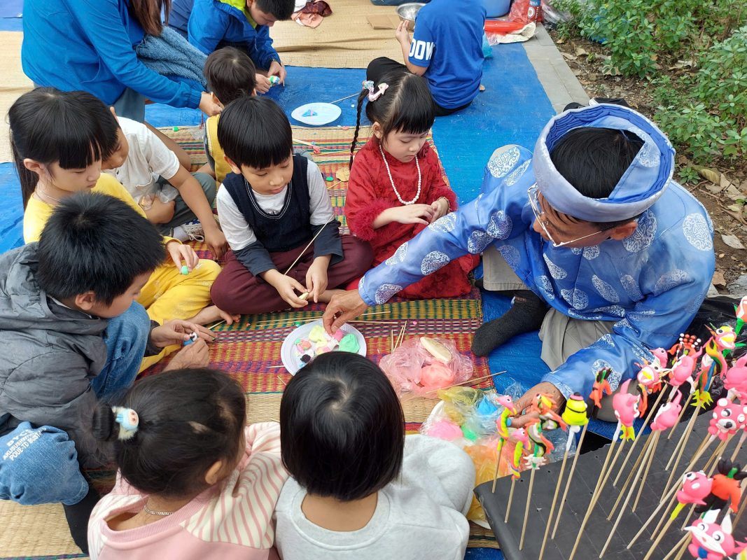 Gian hàng của ông Nguyễn Văn Kính luôn được nhiều trẻ em ưa thích tại chương trình Phiên chợ ngày Tết. Ảnh: ĐOÀN HẠO LƯƠNG