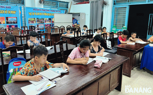 Một buổi học tiếng Việt của các học trò nghèo ở phường Thạc Gián, quận Thanh Khê.  Ảnh: THIÊN DUYÊN