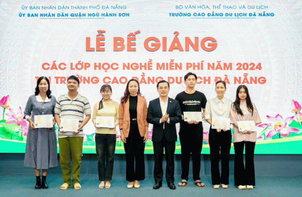 Đại diện UBND quận Ngũ Hành Sơn trao chứng chỉ hoàn thành đào tạo nghề cho người dân. Ảnh: LAM PHƯƠNG