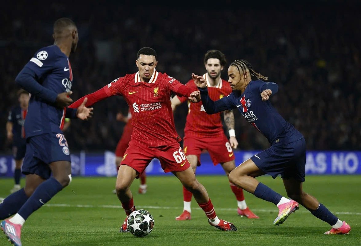 Liverpool (áo đỏ) chiếm ưu thế trước PSG ở lượt về. Ảnh: Reuters