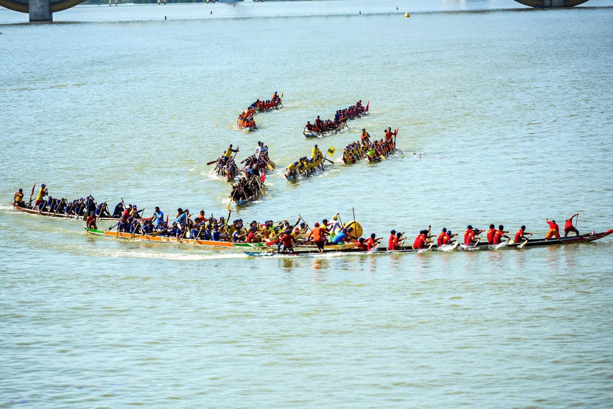 Giải đua thuyền trên sông Hàn là hoạt động thể thao nổi bật nhằm chào mừng 50 năm ngày giải phóng thành phố Đà Nẵng. Ảnh: PHI NÔNG