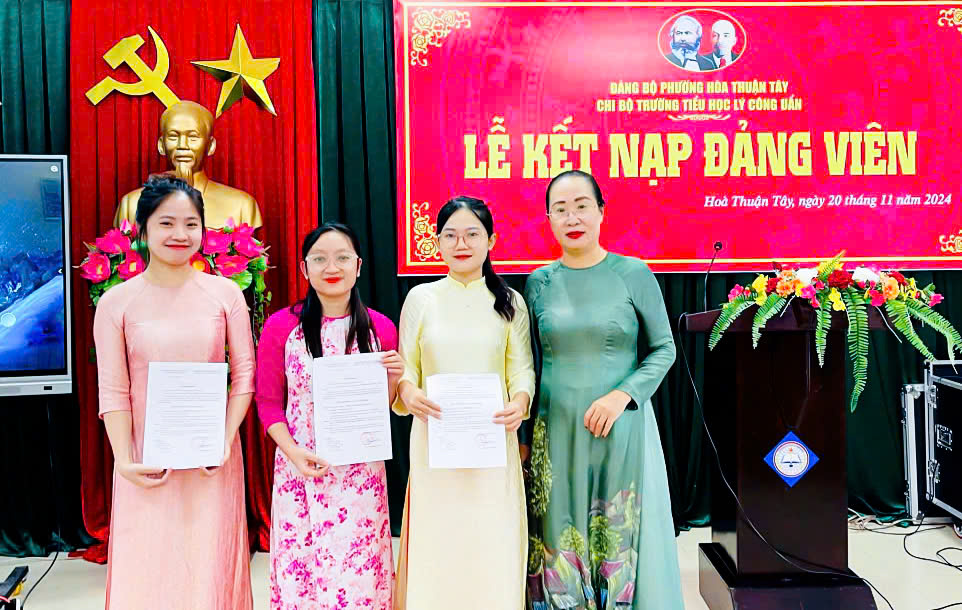Một trong những điểm nổi bật của ngành giáo dục trong triển khai thực hiện Chỉ thị số 34-CT/TU, đó là nỗ lực triển khai thực hiện công tác xây dựng Đảng, đặc biệt là tạo nguồn phát triển đảng viên mới. TRONG ẢNH: Chi bộ Trường Tiểu học Lý Công Uẩn, quận Hải Châu tổ chức lễ kết nạp đảng.