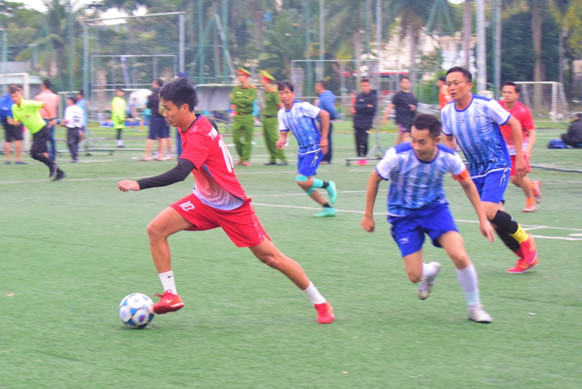 Nhiều giải đấu được tổ chức với chất lượng chuyên môn cao góp phần đưa phong trào bóng đá phát triển. TRONG ẢNH: Các vận động viên tranh tài tại giải bóng đá Thanh niên sinh viên Việt Nam năm 2025. Ảnh: PHI NÔNG
