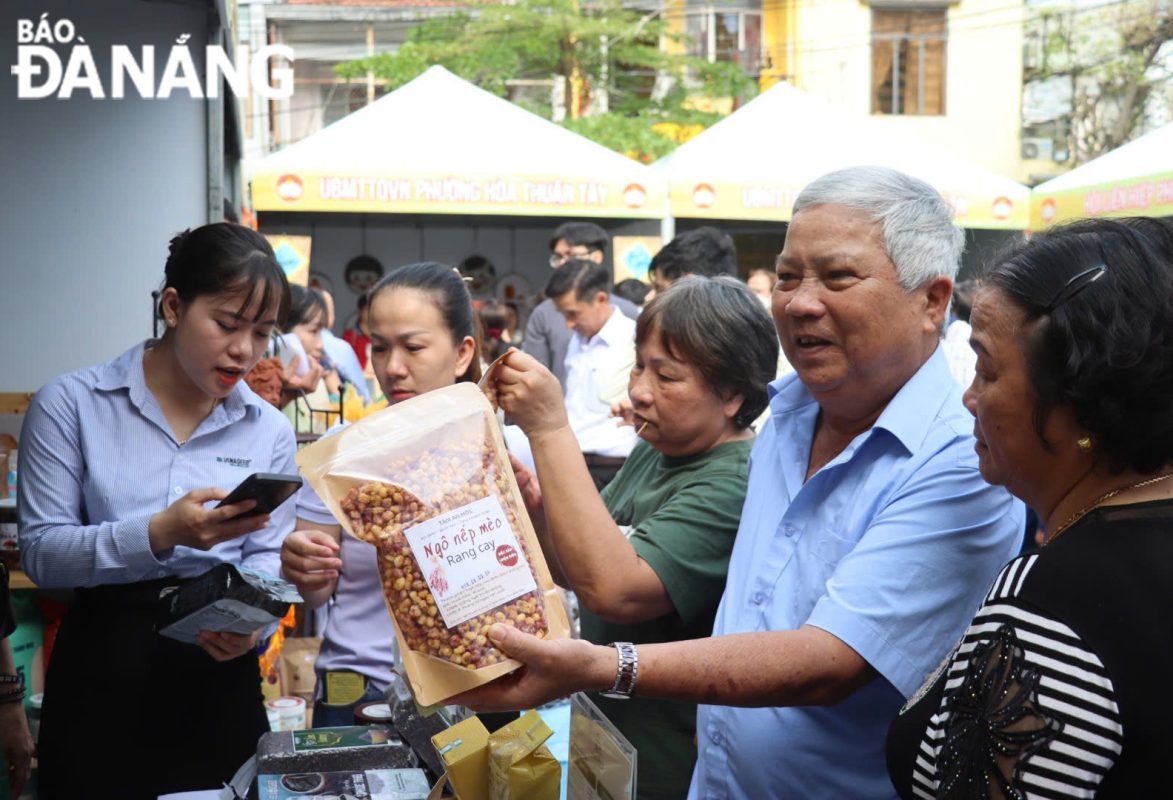 Người dân tham quan, mua sắm các mặt hàng tại ngày hội.