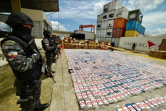 Cảnh sát Ecuador gác bên số ma túy bị thu giữ tại Guayaquil. Ảnh tư liệu: AFP/TTXVN