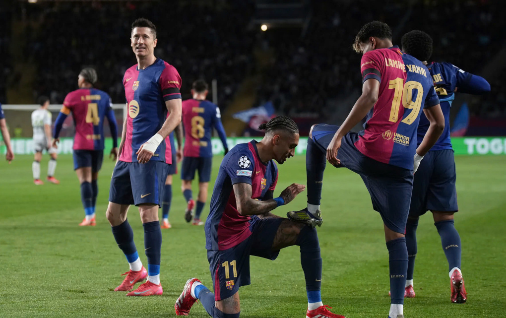 Raphinha lau giàu cho Lamine Yamal trong trận Barca thắng Benfica 3-1, ở lượt về vòng 1/8 Champions League trên sân Olimpic Lluis Companys, thành phố Barcelona, Tây Ban Nha. Ảnh: Internet