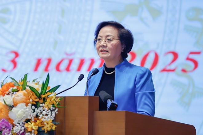 Bộ trưởng Bộ Nội vụ Phạm Thị Thanh Trà báo cáo việc sắp xếp, tinh gọn bộ máy hành chính và kết quả thực hiện các nhiệm vụ về cải cách hành chính. Ảnh: Nhật Bắc/VGP