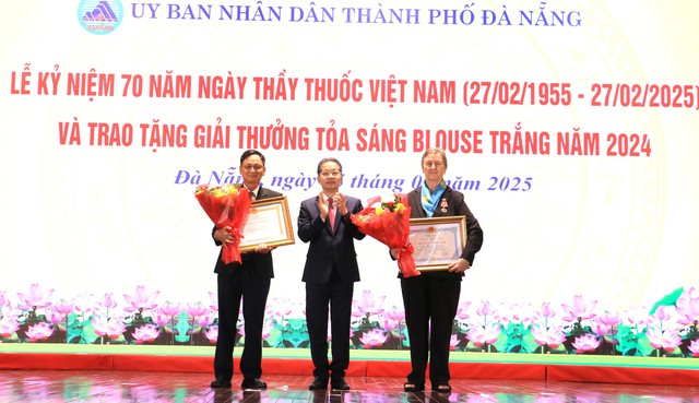 Bà Virginia Mary Lockett (bìa phải) nhận Huân chương Hữu nghị vì đóng góp tích cực trong hoạt động bảo vệ, chăm sóc sức khỏe nhân dân Việt Nam. Bà Virginia Mary Lockett (bìa phải) nhận Huân chương Hữu nghị vì đóng góp tích cực trong hoạt động bảo vệ, chăm sóc sức khỏe nhân dân Việt Nam.