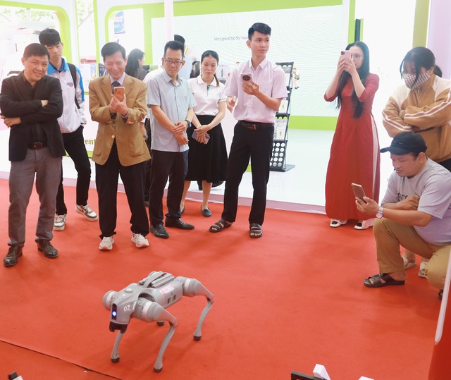 Đại học Duy Tân nói gì khi chó robot có thiết kế giống hàng Trung Quốc?- Ảnh 2. Đại học Duy Tân nói gì khi chó robot có thiết kế giống hàng Trung Quốc?- Ảnh 2.