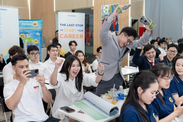 Sinh viên Swinburne Việt Nam học Quản trị kinh doanh thông qua dự án. Ảnh: ĐVCC