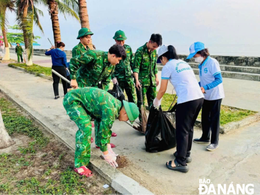 Tuổi trẻ Bộ đội Biên phòng thành tham gia dọn rác tại quận Thanh Khê.