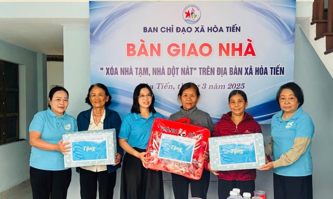 Ban Chỉ đạo xã Hòa Tiến bàn giao nhà trong chương trình “Xóa nhà tạm, nhà dột nát” trên địa bàn xã vào ngày 20-3. Ảnh: V.HOÀNG