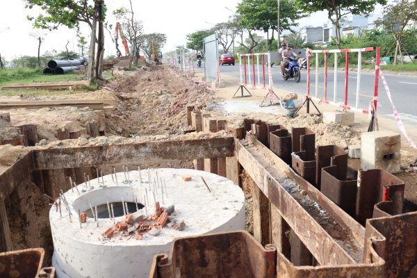 Nhiều đoạn đường trên địa bàn phường Hòa Xuân (quận Cẩm Lệ) đang được thi công hệ thống thu gom nước thải nhằm sớm chấm dứt tình trạng nước thải chảy ra các sông, hồ. Ảnh: HOÀNG HIỆP