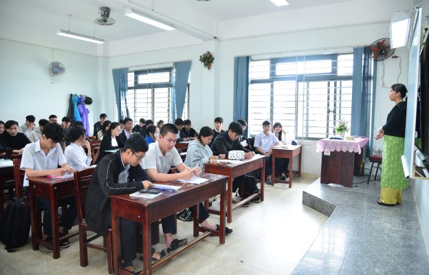 Cô và trò Trường THPT Sơn Trà trong một giờ học. Ảnh: KHÔI NGUYÊN