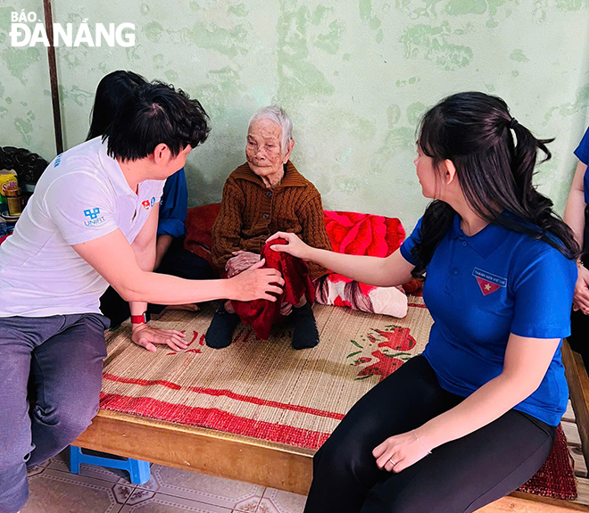 Thăm mẹ Việt Nam anh hùng