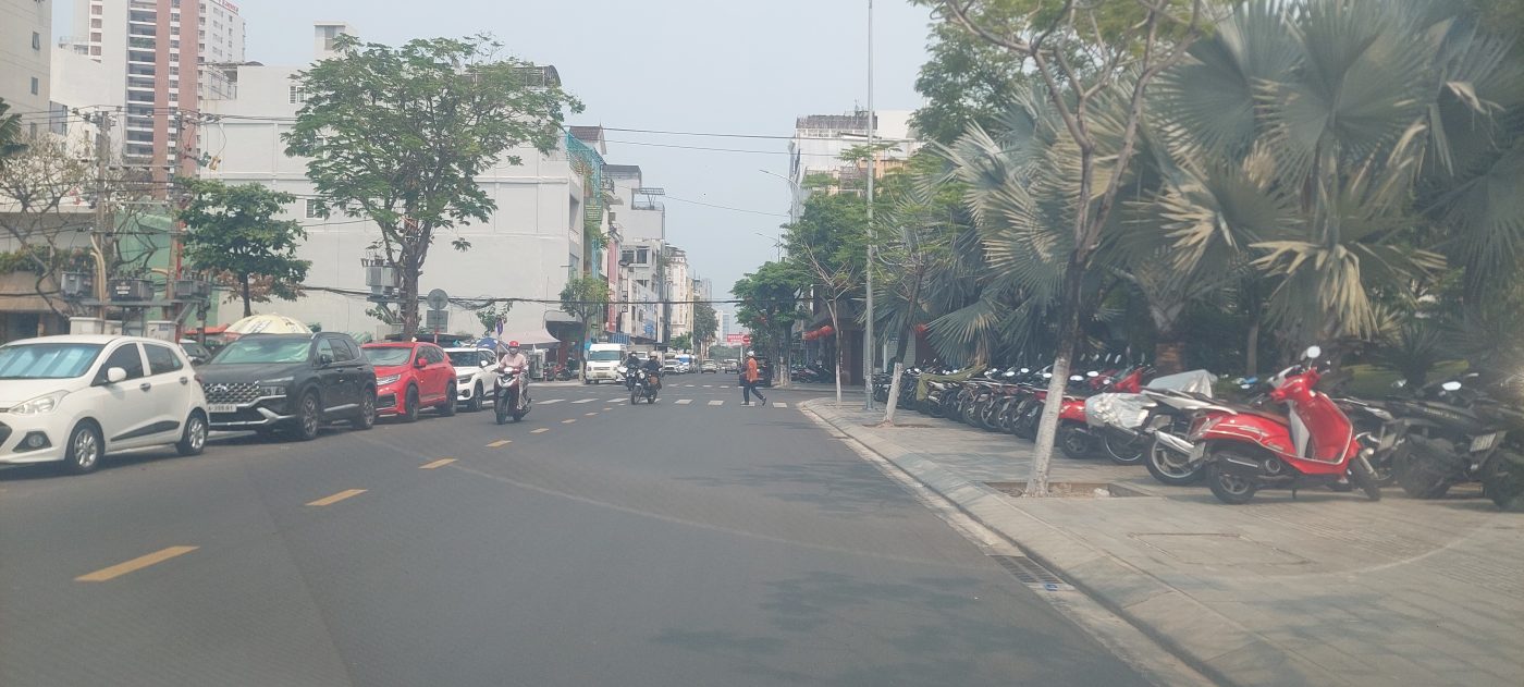 Đoạn đường Hùng Vương từ ngã tư Ngô Gia Tự đến Bạch Đằng sau khi được nâng cấp, vỉa hè sạch đẹp hơn, việc đi lại và kinh doanh của người dân gặp nhiều thuận lợi.  Ảnh: TRỌNG HÙNG