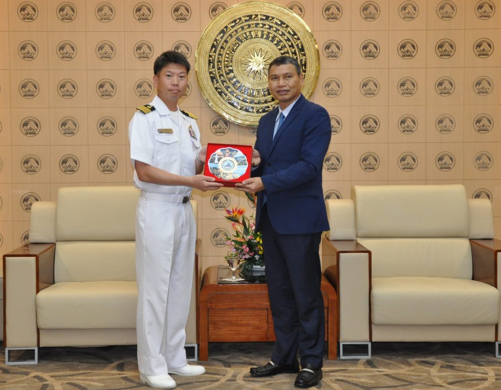 Phó Chủ tịch Thường trực UBND thành phố Hồ Kỳ Minh (bên phải) tặng quà lưu niệm cho Đại tá Mizuno Tatsuhito. Ảnh: LÊ HÙNG