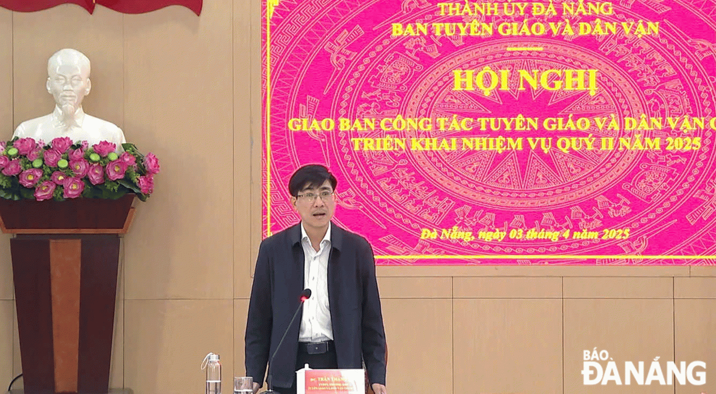 Trưởng ban Tuyên giáo và Dân vận Thành ủy Trần Thắng Lợi phát biểu tại hội nghị.  Ảnh: HOÀNG NHUNG