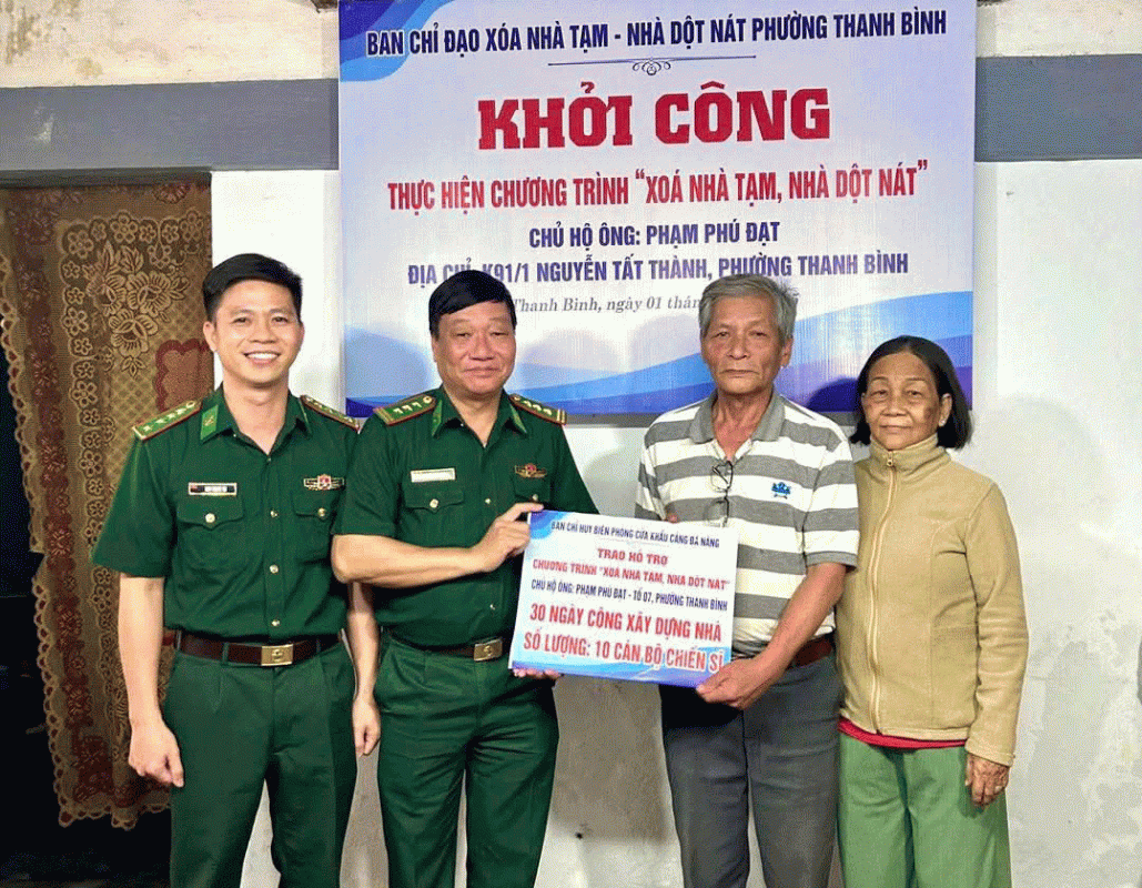 Khởi công sửa chữa nhà cho hộ ông Phạm Phú Đạt, phường Thanh Bình, quận Hải Châu. Ảnh: DOÃN QUANG