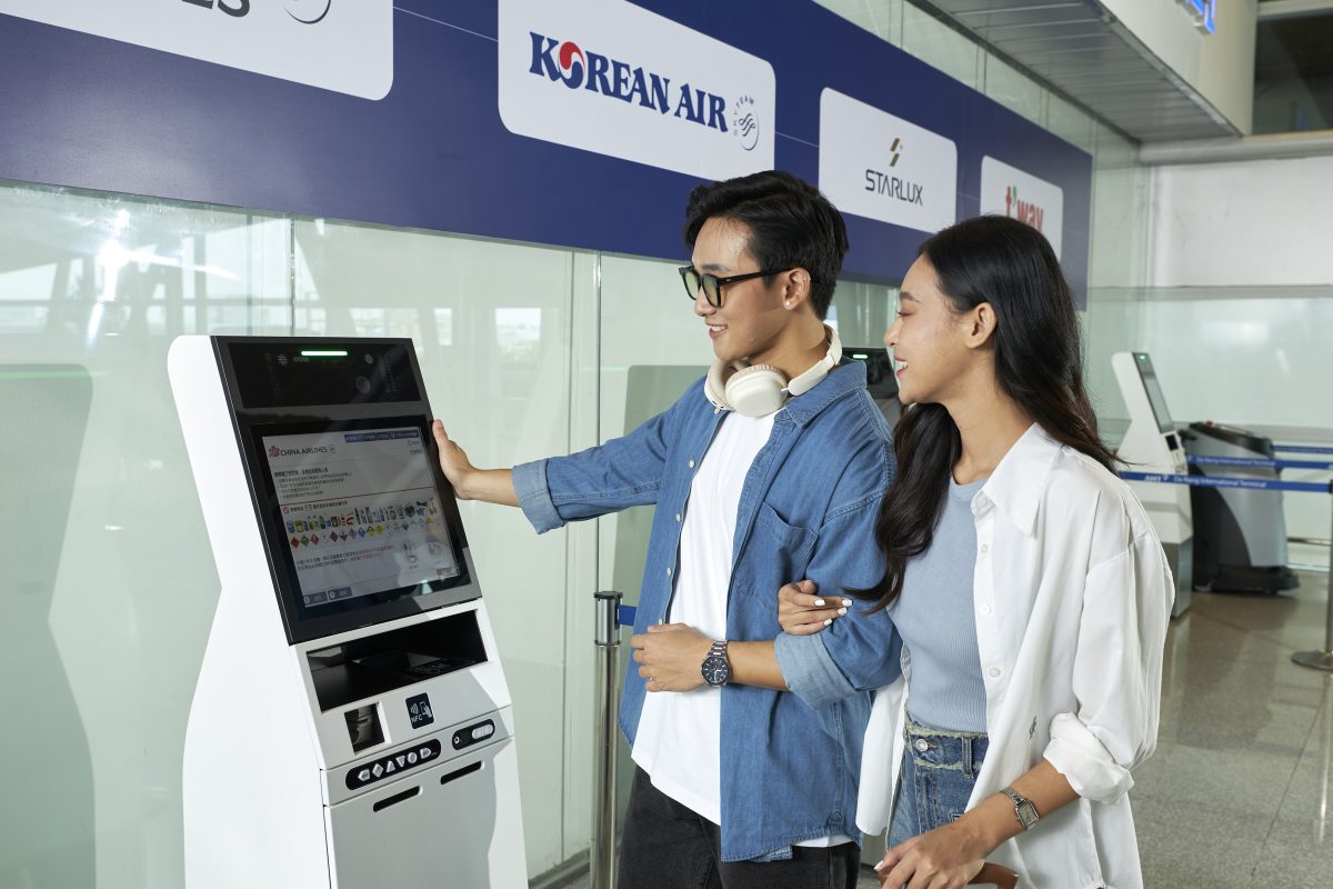 Hành khách làm thủ tục tự động ở nhà ga T2. Ảnh: THÀNH LÂN
