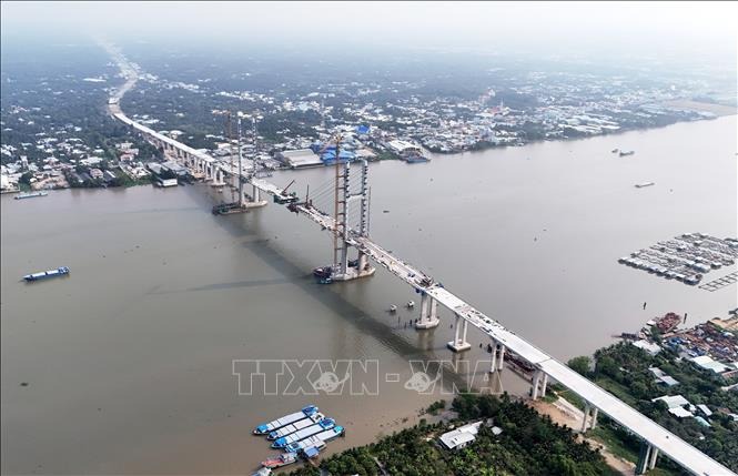 Cầu Rạch Miễu 2 bắc qua sông Tiền nối hai tỉnh Tiền Giang và Bến Tre dự kiến ngày 30-4-2025 sẽ hợp long cầu chính dây văng và đến ngày Quốc khánh 2-9-2025 hoàn thành toàn bộ dự án. Ảnh: Hồng Đạt/TTXVN