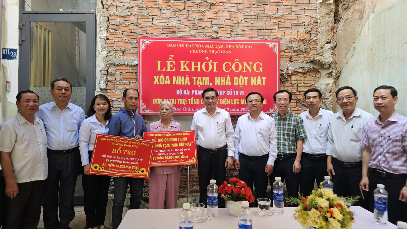 Ban Chỉ đạo xóa nhà tạm, nhà dột nát phường Thạc Gián (quận Thanh Khê) phối hợp Tổng Công ty Điện lực miền Trung khởi công xây nhà mới cho hộ nghèo. Ảnh: LAM PHƯƠNG