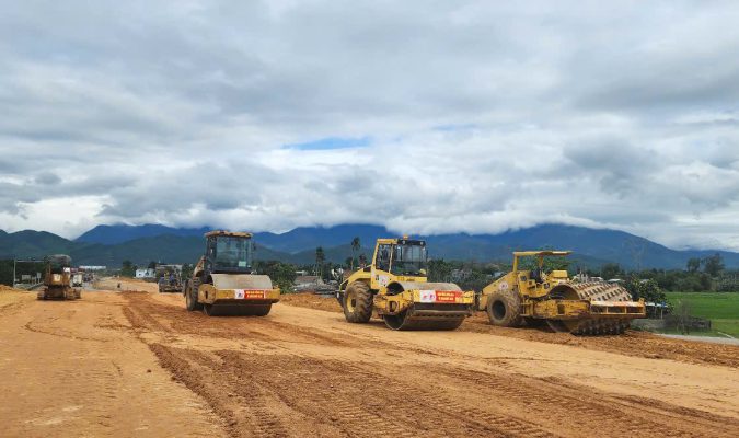 Thi công cao tốc đoạn Hòa Liên - Túy Loan. Ảnh: THÀNH LÂN